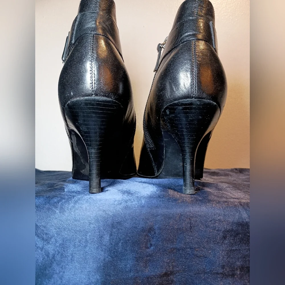 ann marino Women's Sigh Low Leather Bootie Size 7.5 M